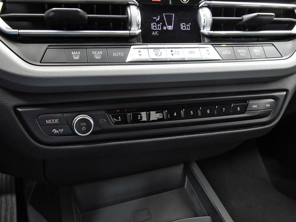 BMW Serie 1 118d Business Auto // 68.006 KM