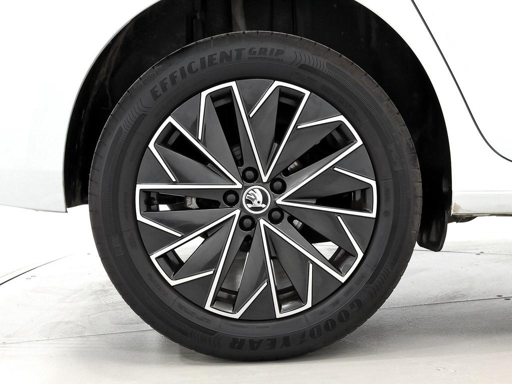 Skoda Kamiq 1.0 TSI 85kW (115CV) DSG SELECTION 115 CV // 22.204 km