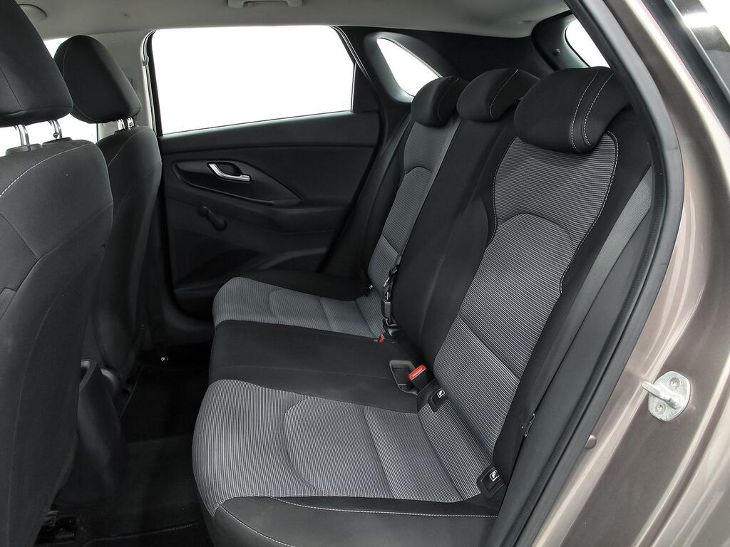 Hyundai i30 1.5 DPI Essence  // 48.966 km