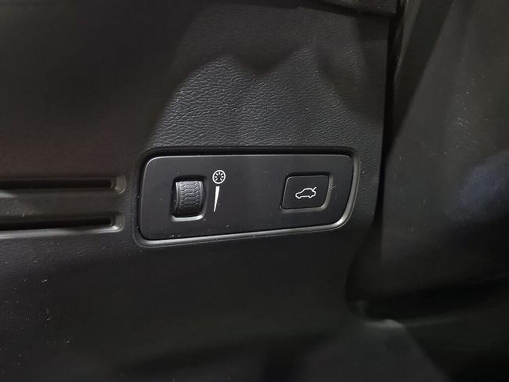 Volvo XC40 1.5 T3 R-Design (156cv) // 63.392km - 2019